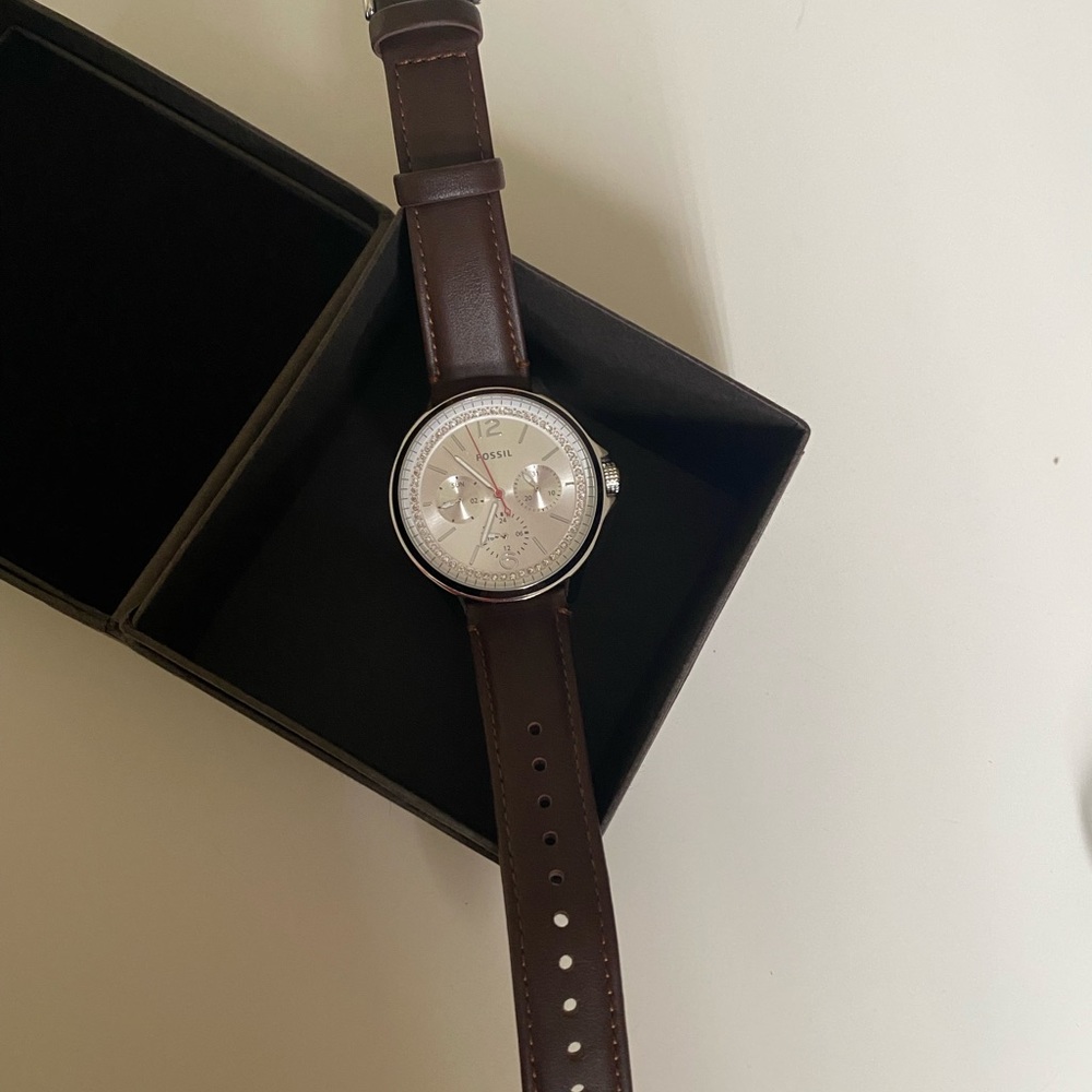 Brand new never before worn genuine leather fossil watch. - Picture 8 of 10